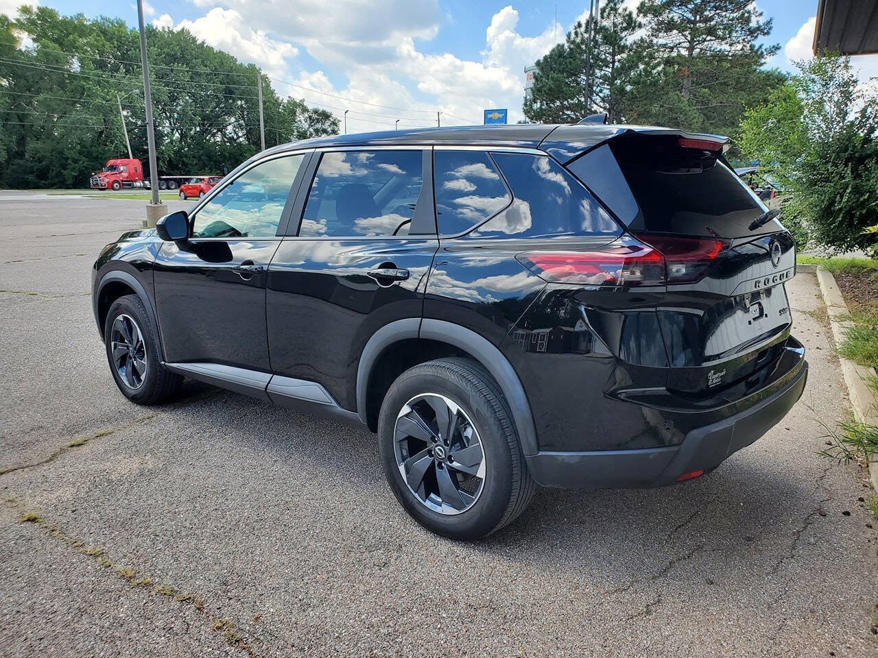 Used 2024 Nissan Rogue SV image 5