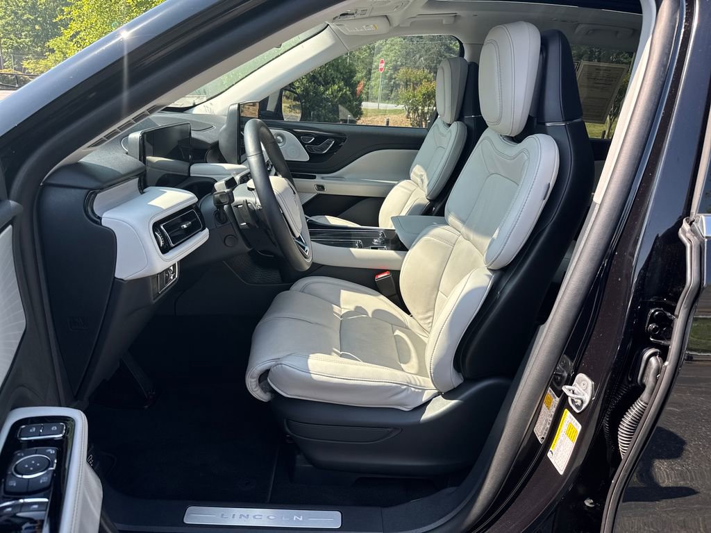 Used 2025 Lincoln Aviator Reserve w/ Equipment Group 201A AWD/4WD image 11