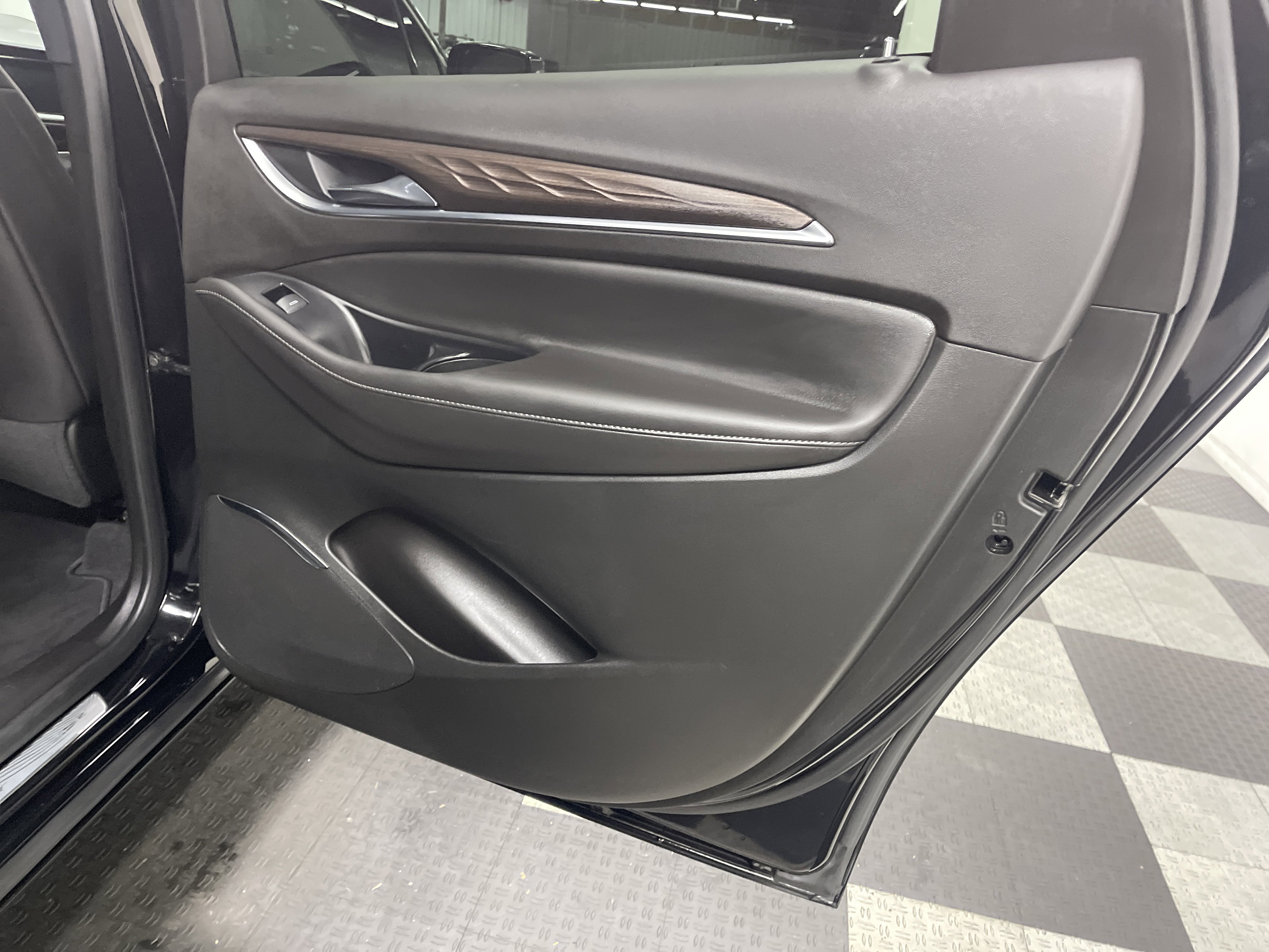 Used 2024 Buick Enclave Avenir image 19