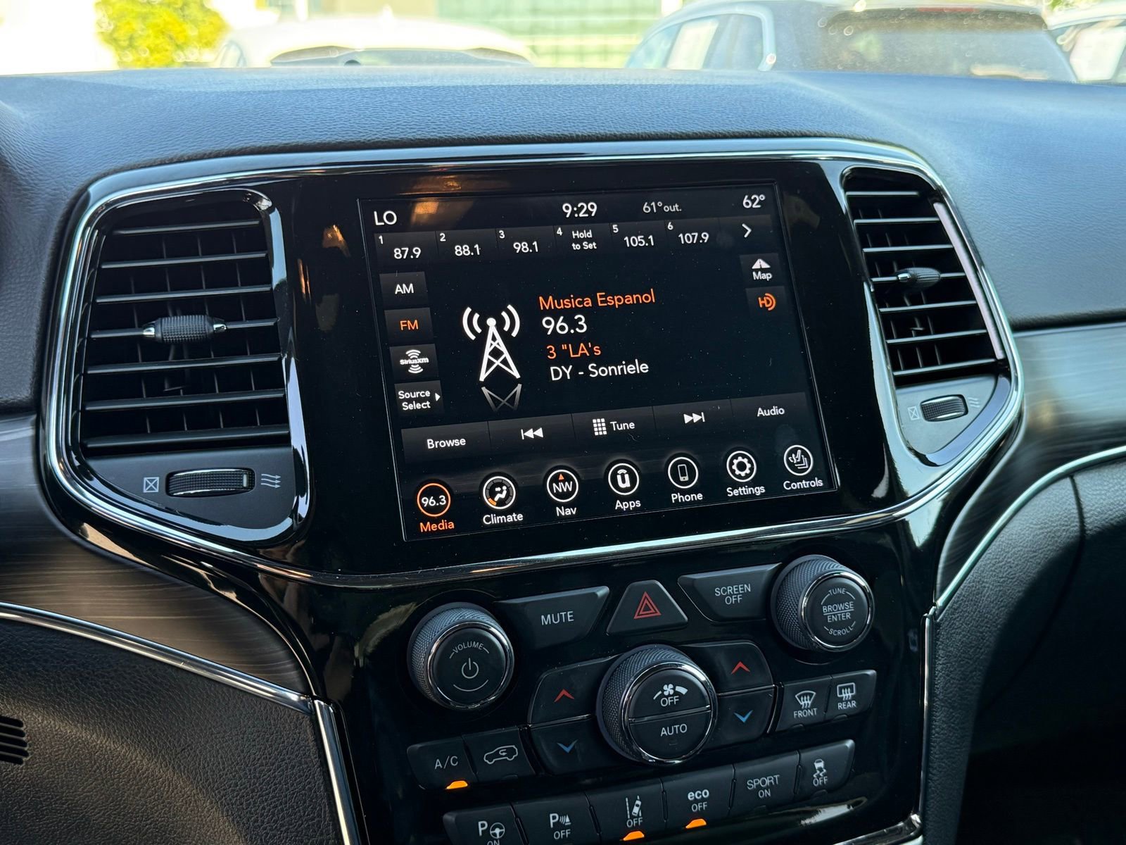 Used 2021 Jeep Grand Cherokee Limited w/ Luxury Group II image 28