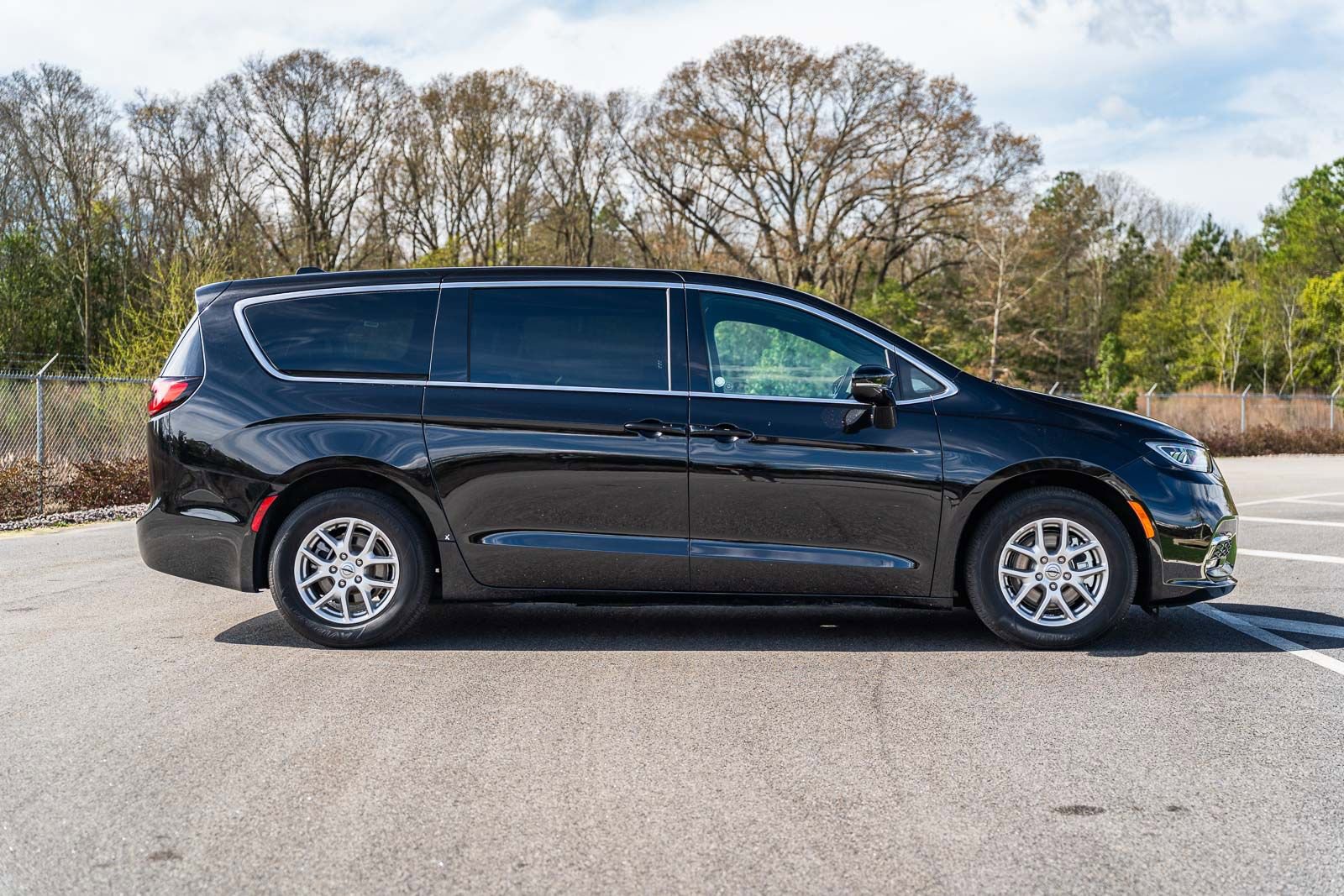 Used 2025 Chrysler Pacifica Select image 9