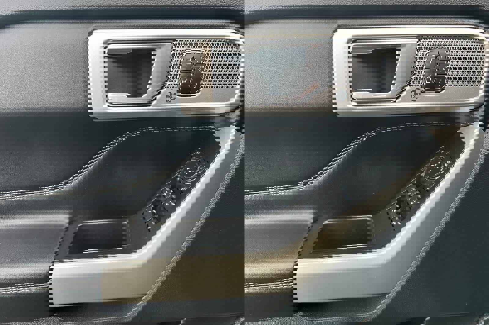 Certified 2022 Ford Explorer Limited w/ Equipment Group 301A image 12