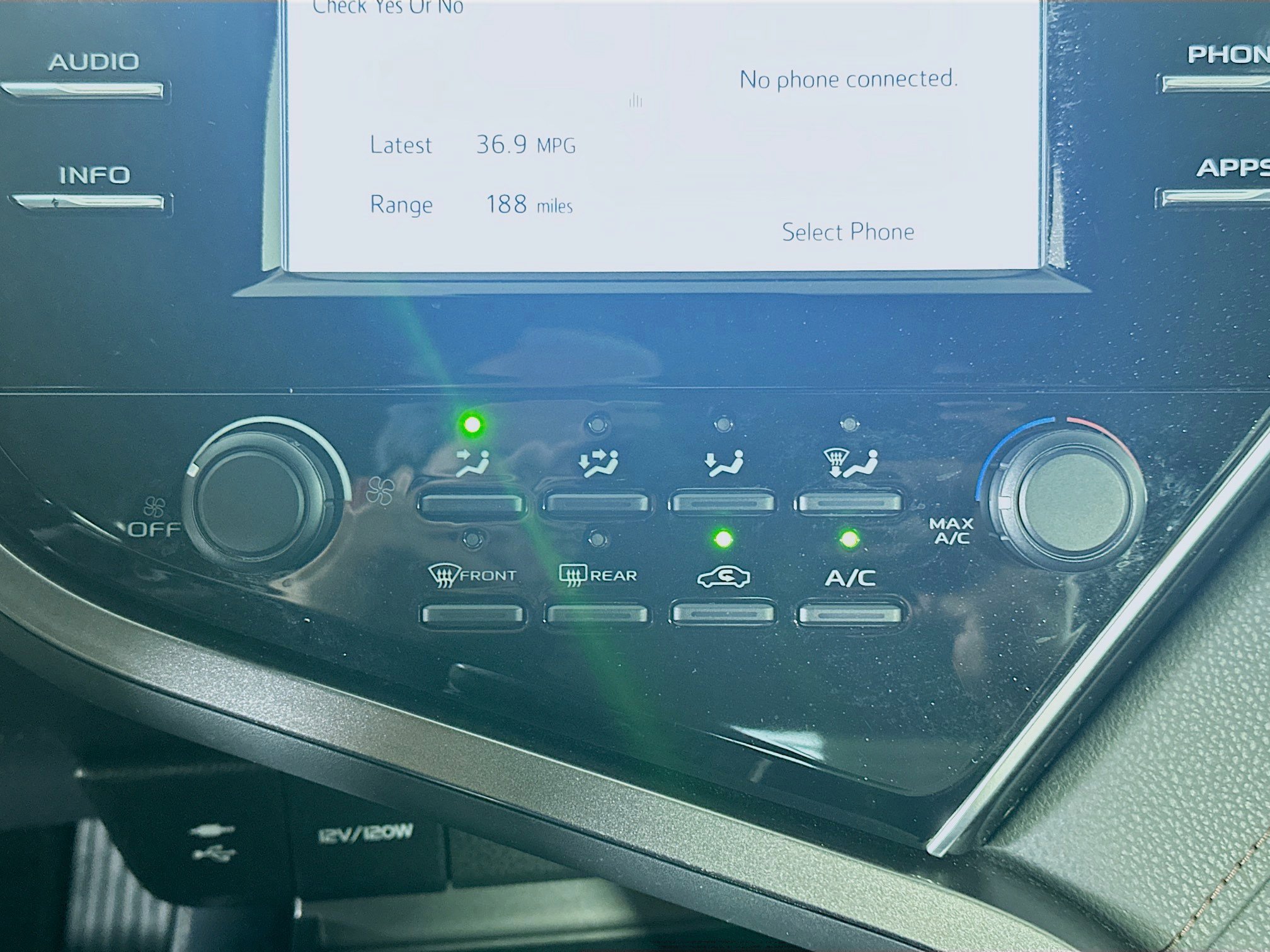 Used 2018 Toyota Camry LE image 23