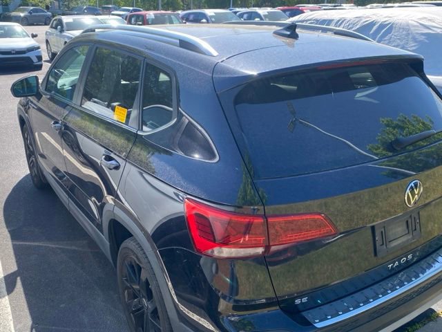 Used 2023 Volkswagen Taos SE w/ Panoramic Sunroof Package FWD image 3