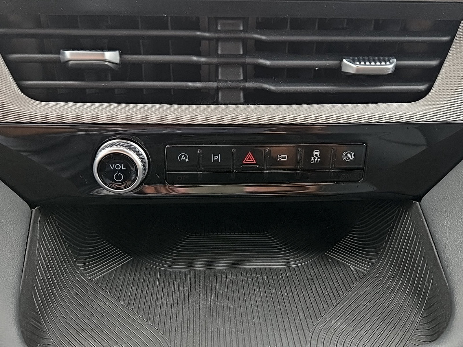 Certified 2025 Ford Explorer Active w/ Active Comfort Package AWD/4WD image 19