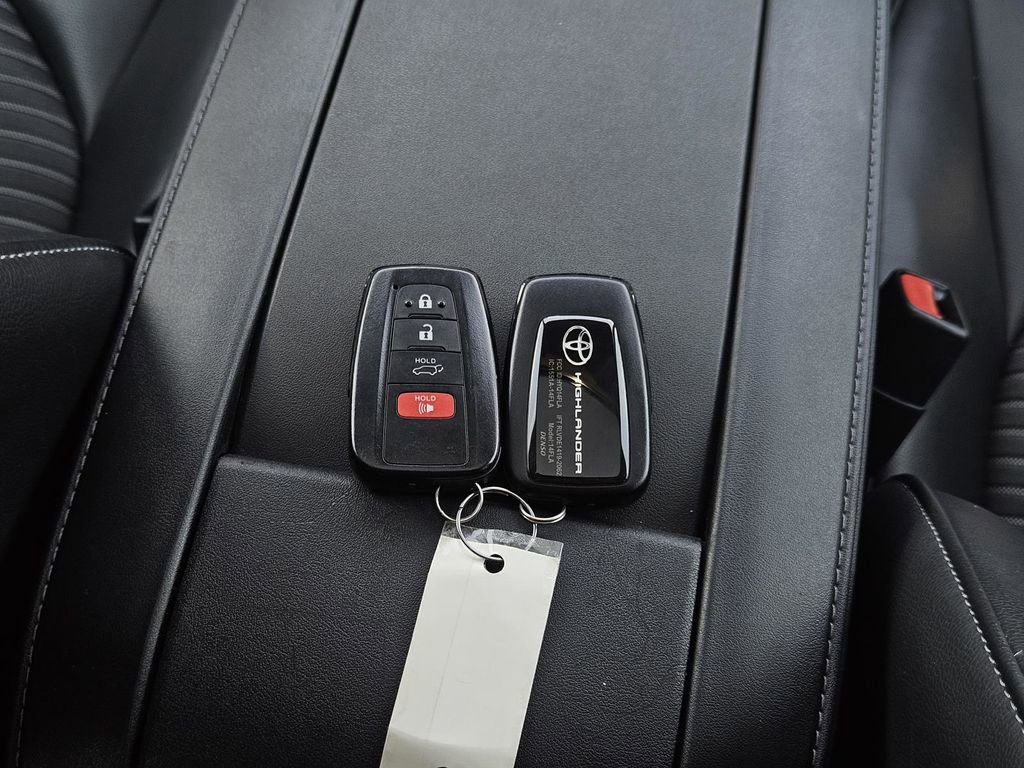 Used 2023 Toyota Highlander XSE FWD image 39