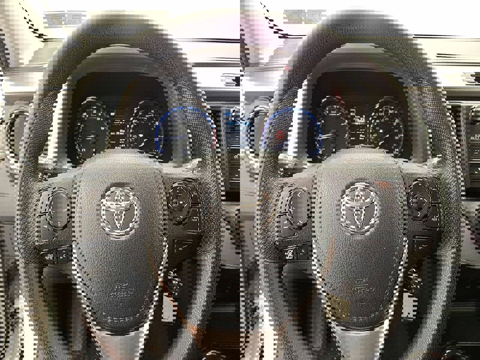 Used 2017 Toyota RAV4 LE image 16