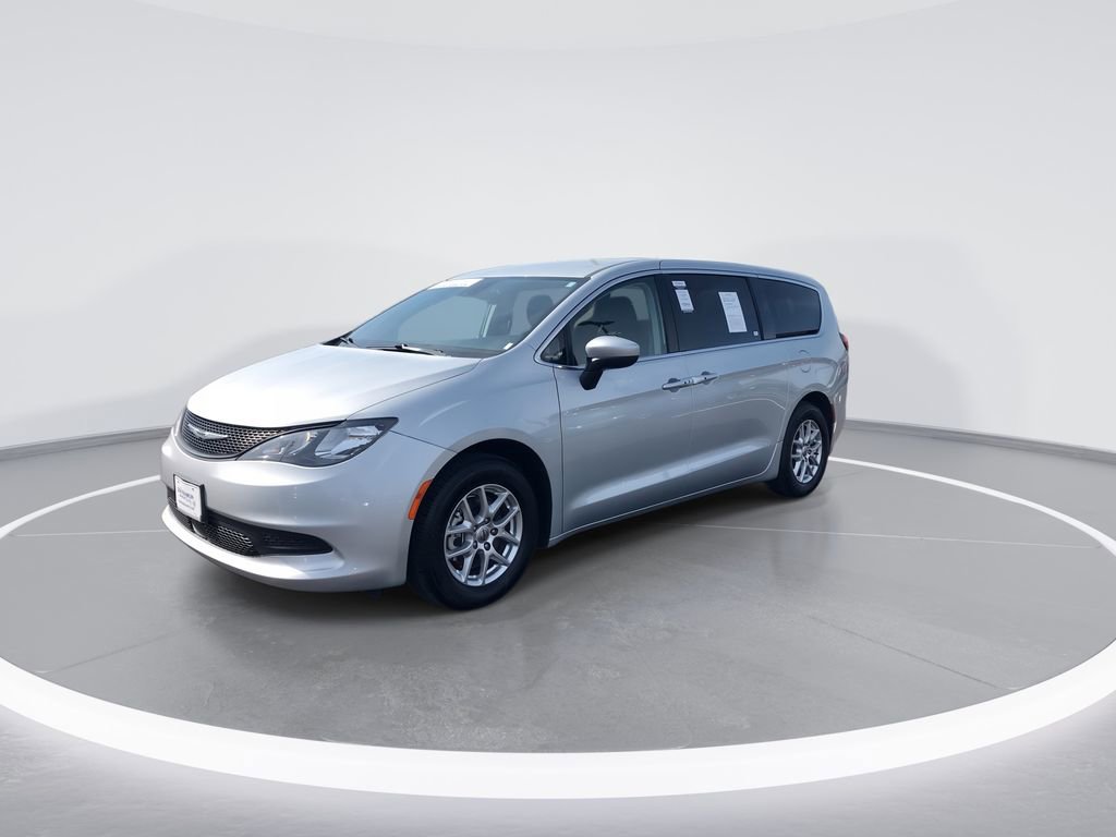 Used 2023 Chrysler Voyager LX image 4