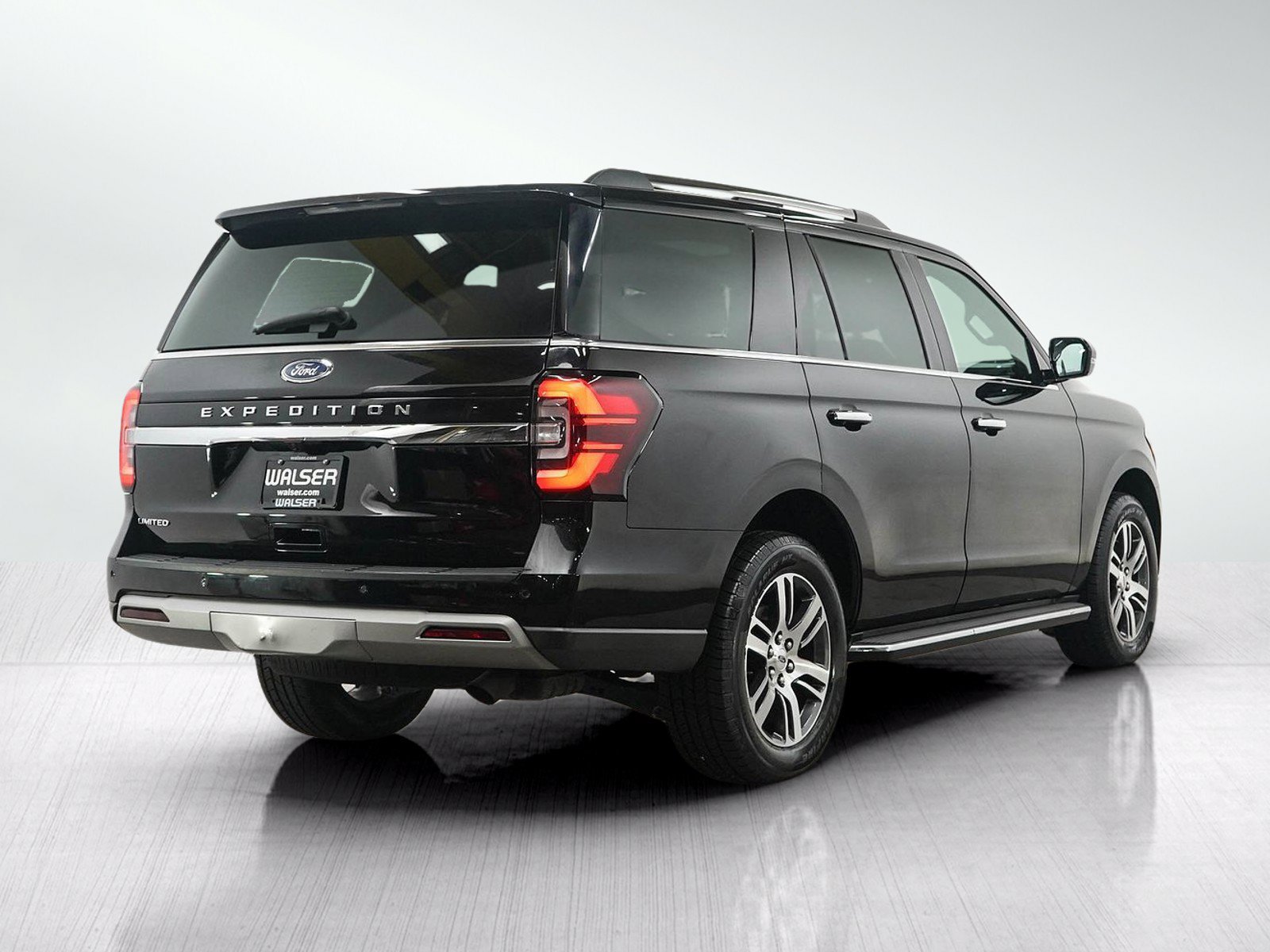 Used 2023 Ford Expedition Limited AWD/4WD image 5