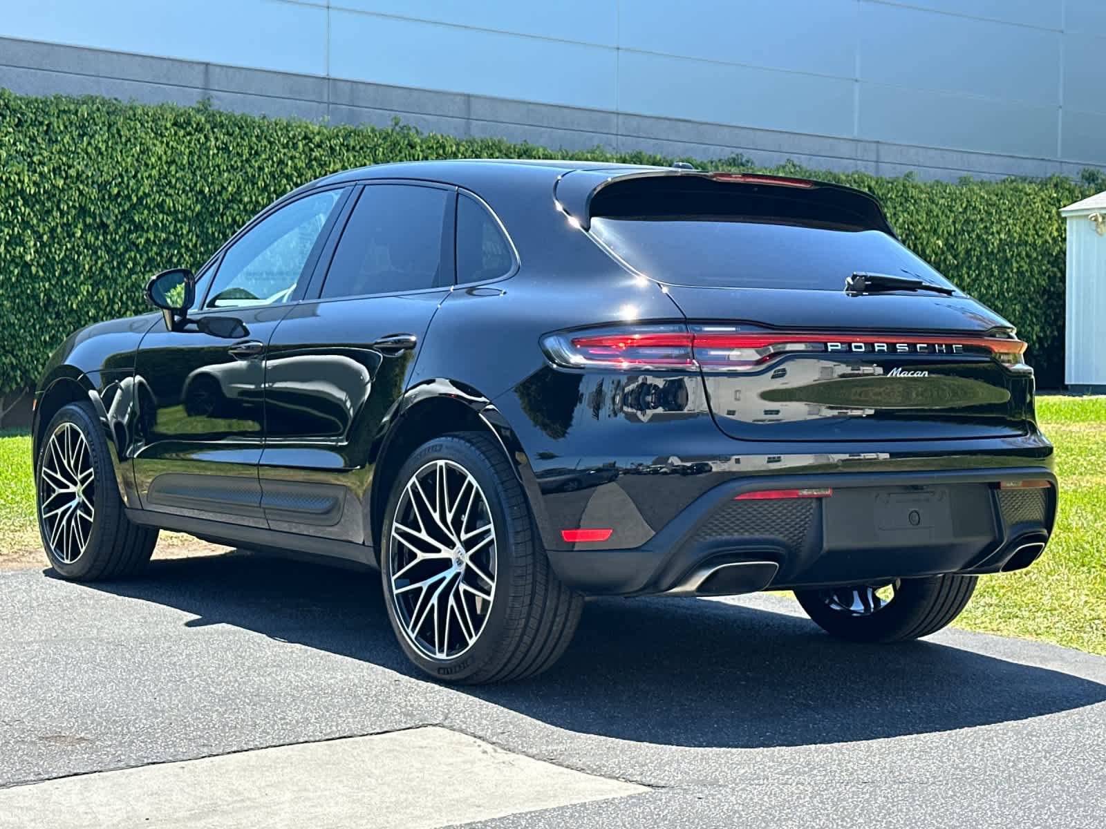 Certified 2025 Porsche Macan AWD/4WD image 3