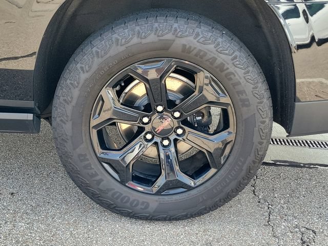 Used 2025 GMC Yukon XL AT4 Ultimate AWD/4WD image 5