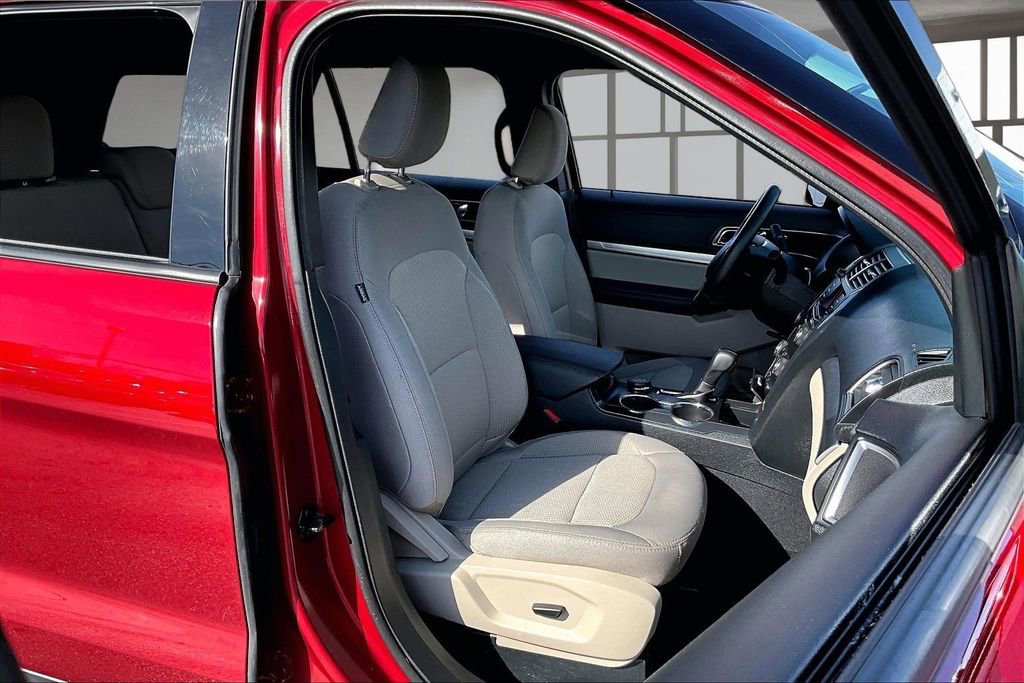 Used 2019 Ford Explorer XLT image 7