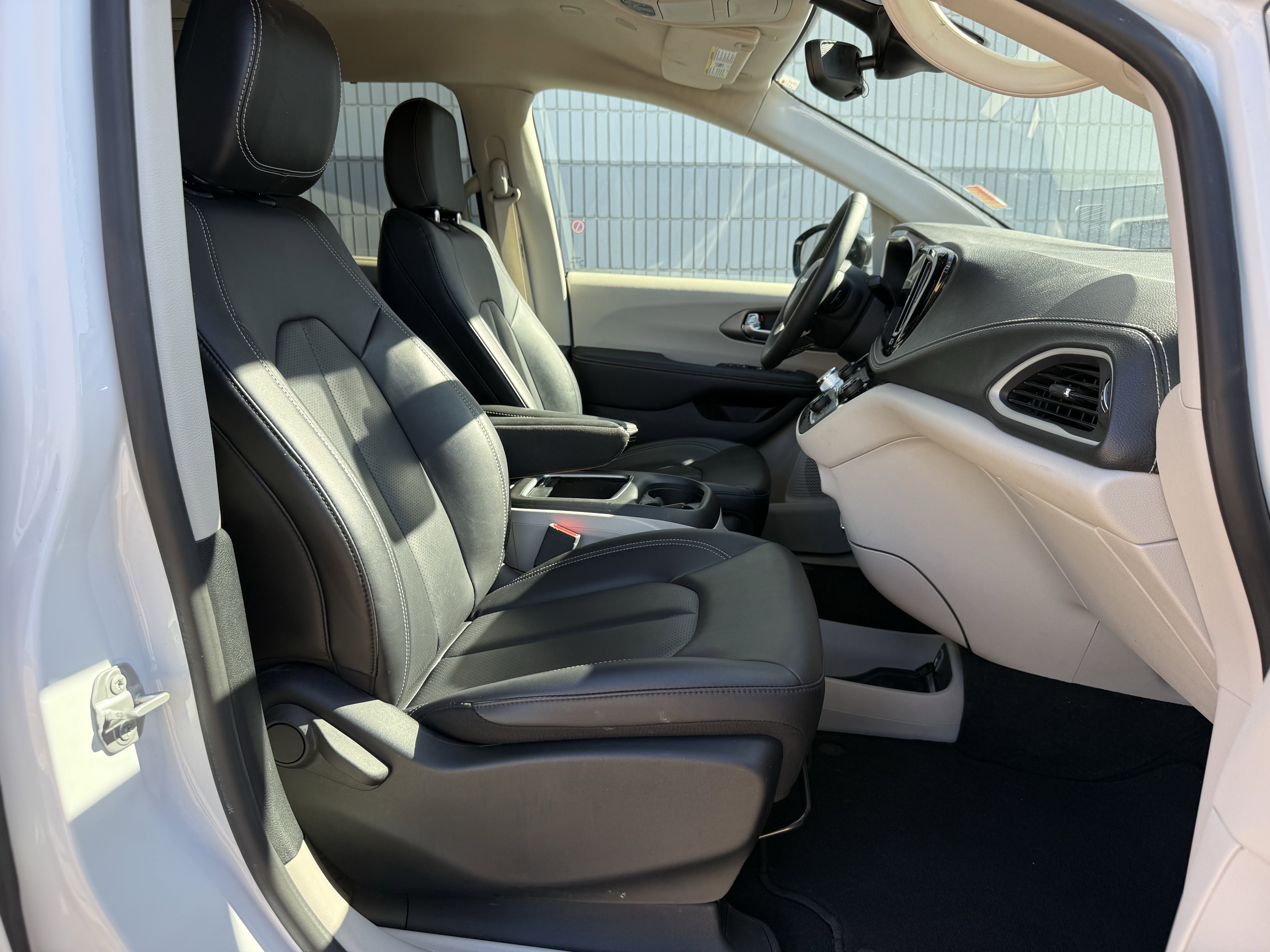 Used 2024 Chrysler Pacifica Touring-L image 5