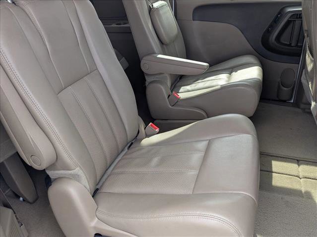 Used 2014 Chrysler Town & Country Touring-L w/ Driver Convenience Group image 20