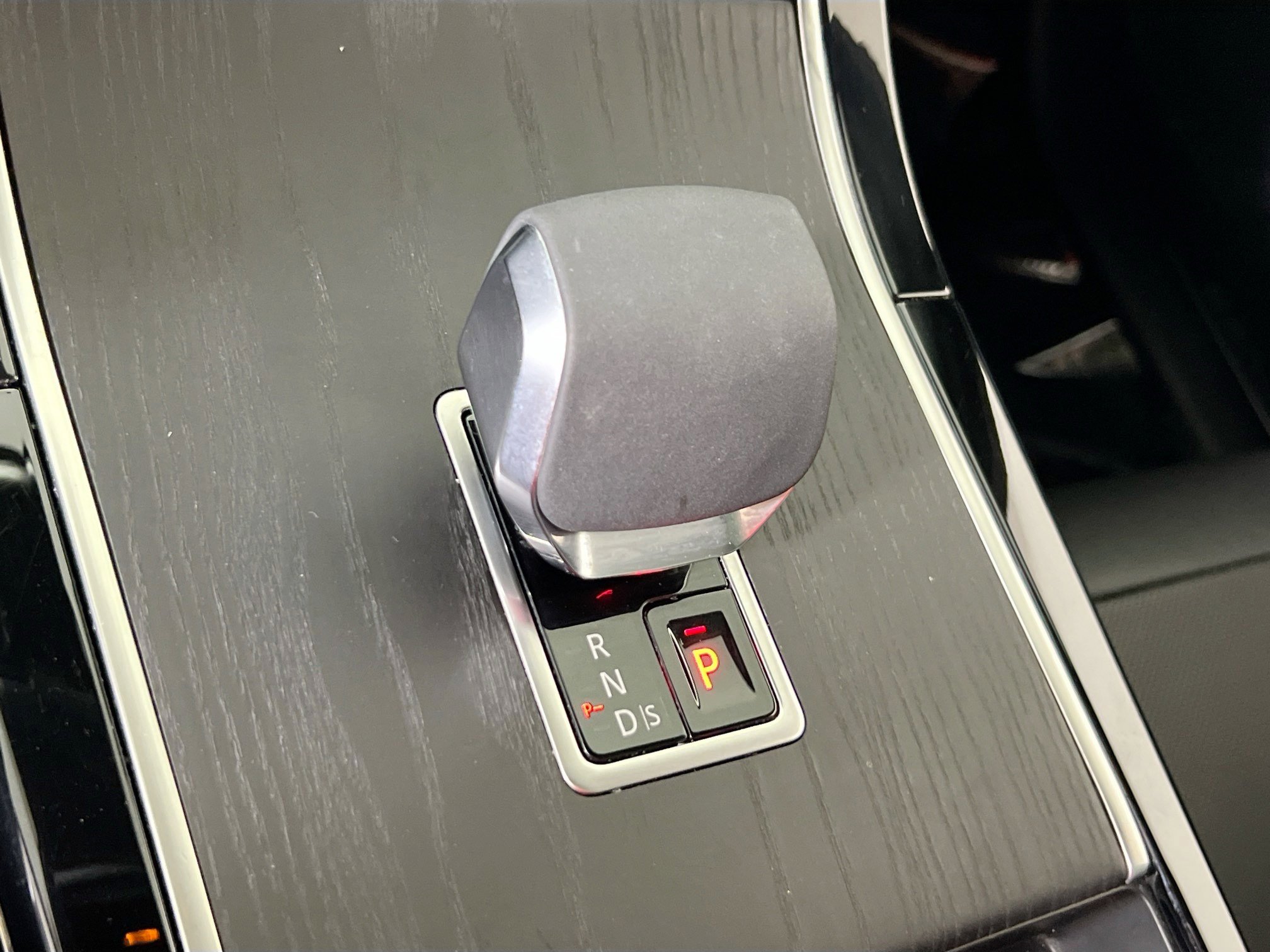 Used 2024 Land Rover Range Rover Velar Dynamic SE image 17