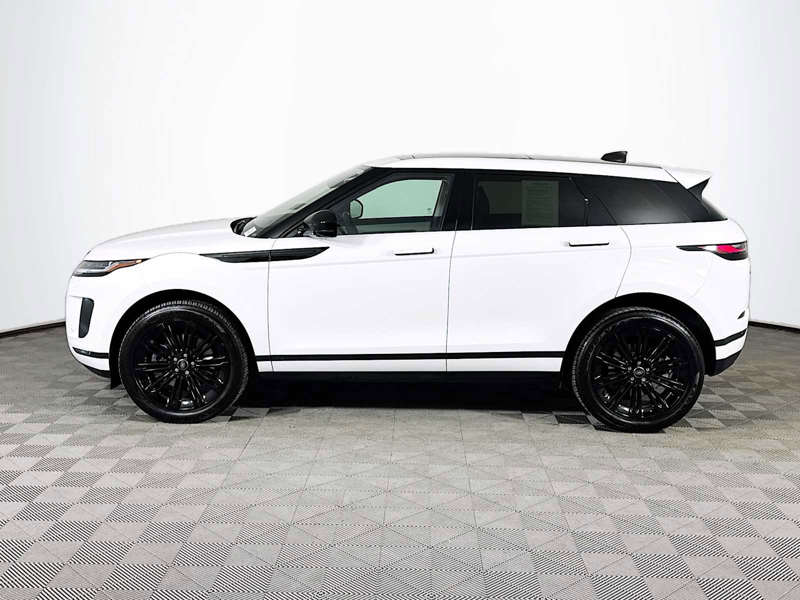 Used 2025 Land Rover Range Rover Evoque S image 8