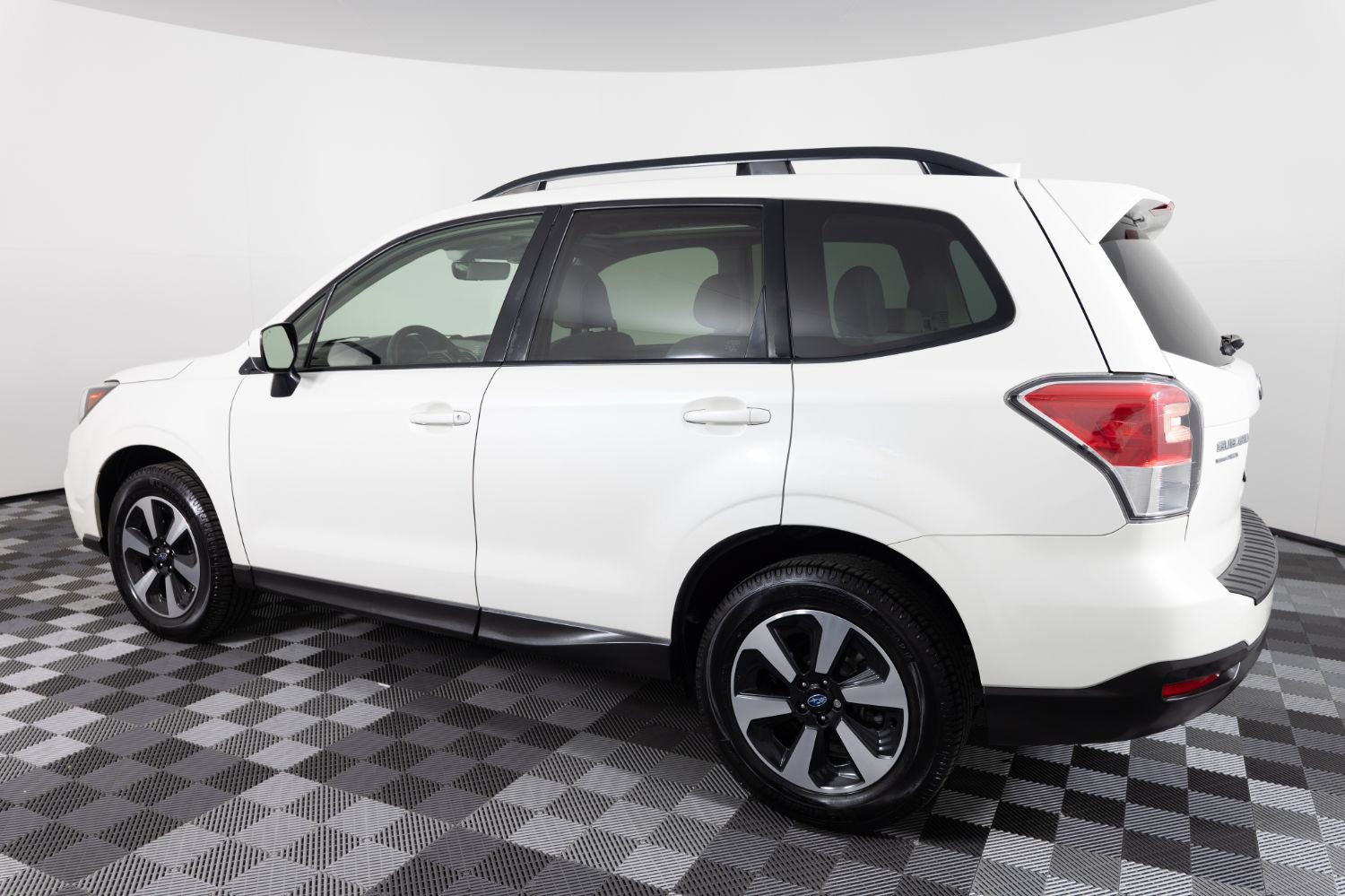 Used 2017 Subaru Forester 2.5i Premium AWD/4WD image 4
