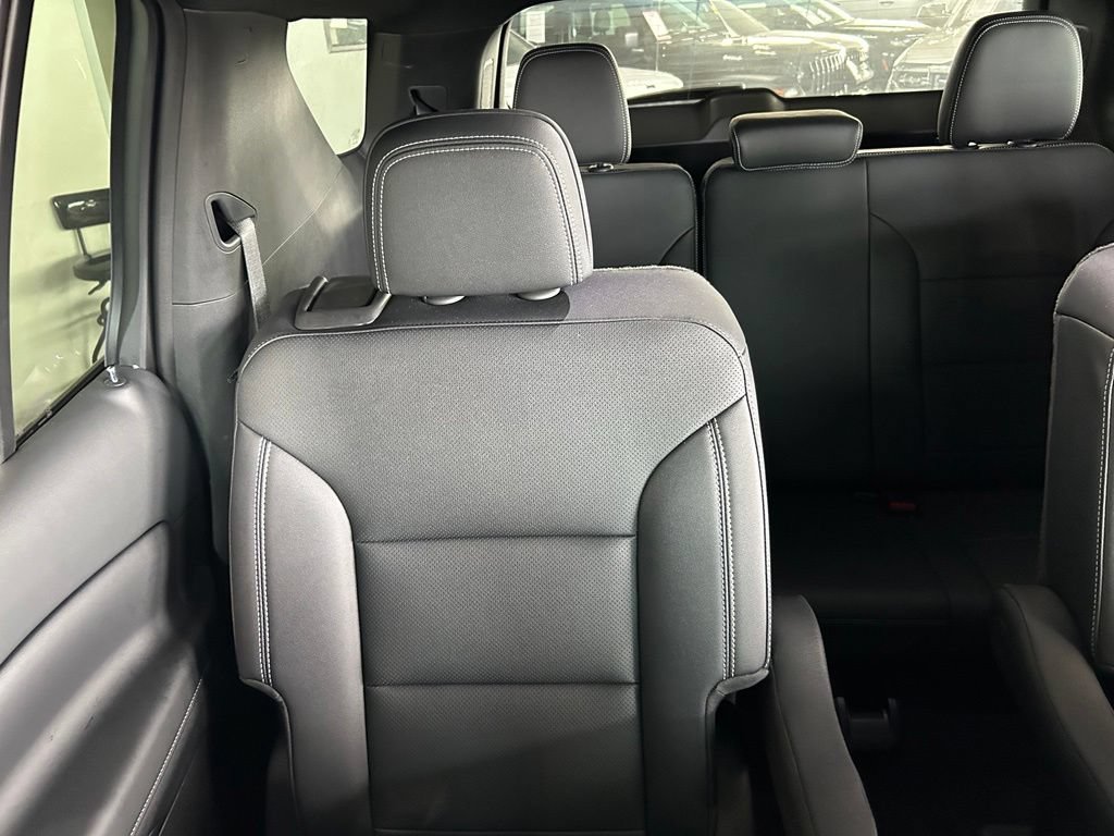 Used 2026 Chevrolet Traverse LT w/ Midnight/Sport Edition FWD image 12