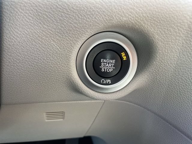 Used 2023 Chrysler Pacifica Touring-L FWD image 16