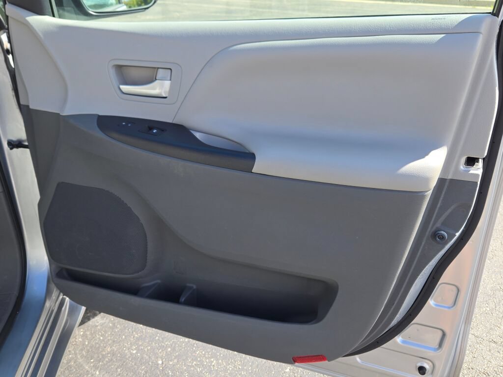 Used 2015 Toyota Sienna LE FWD image 6