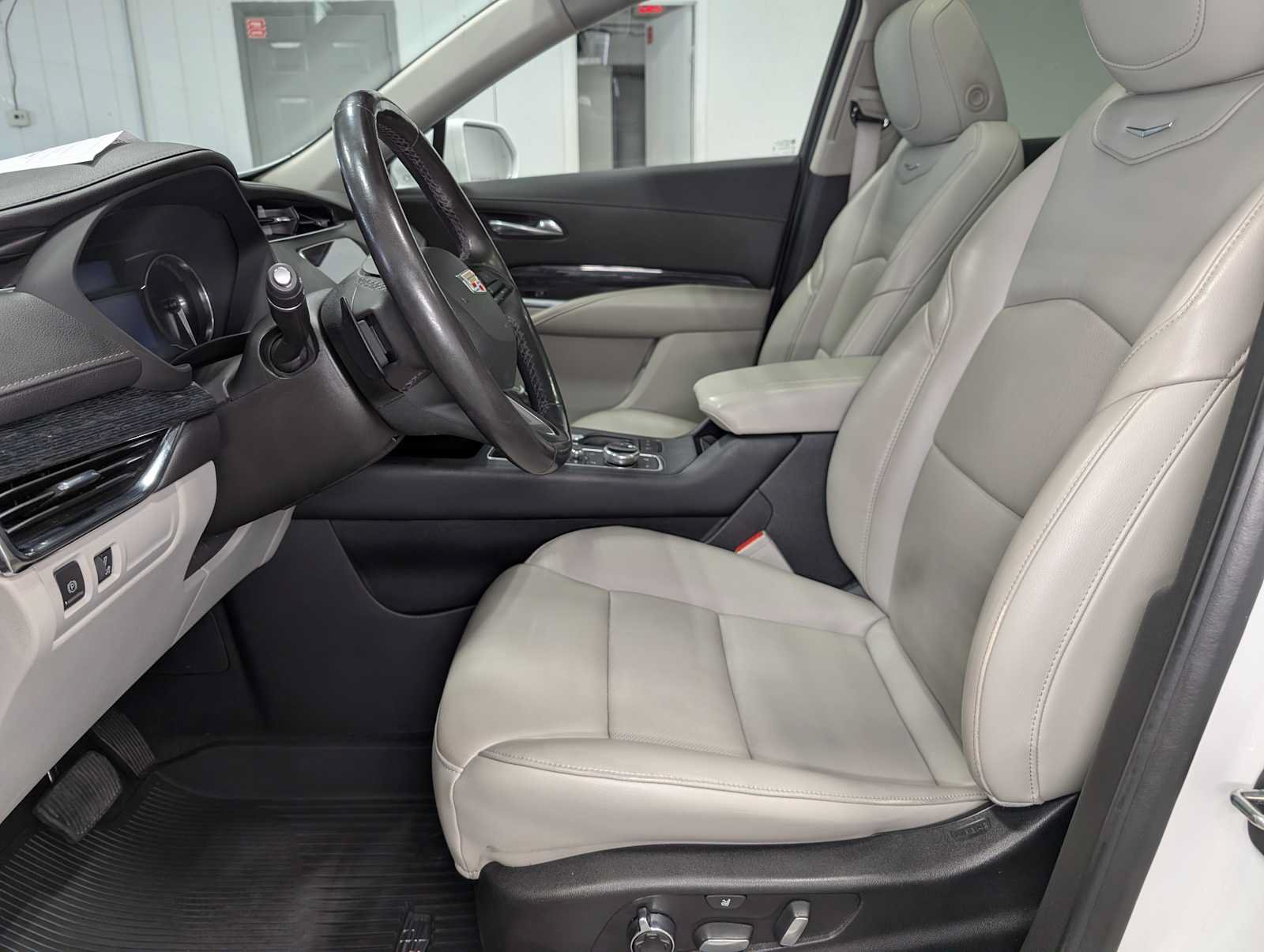 Used 2019 Cadillac XT4 Premium Luxury AWD/4WD image 4