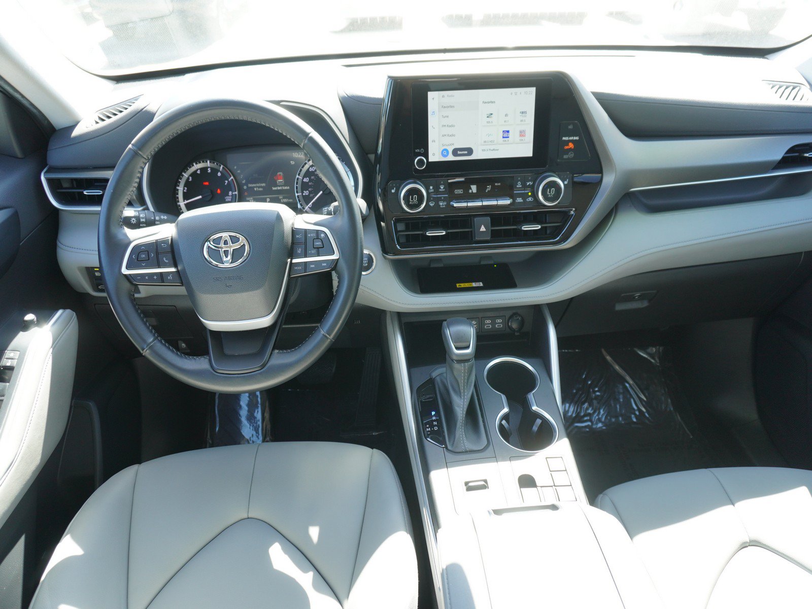Used 2023 Toyota Highlander XLE FWD image 2