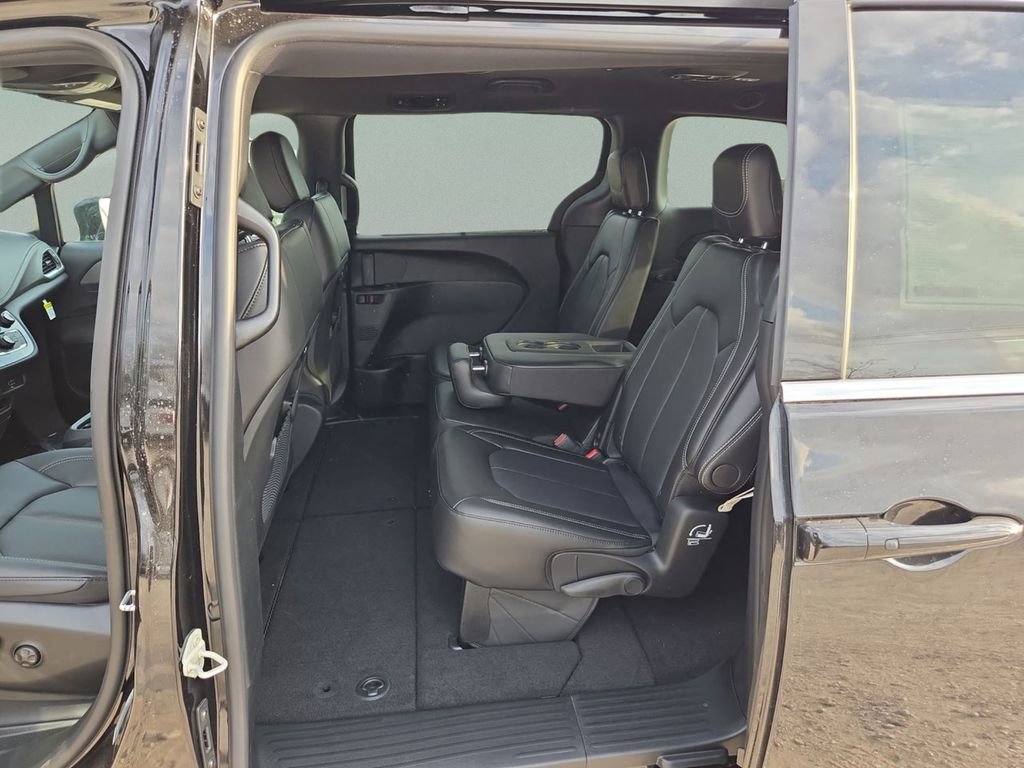 New 2026 Chrysler Pacifica Select FWD image 16