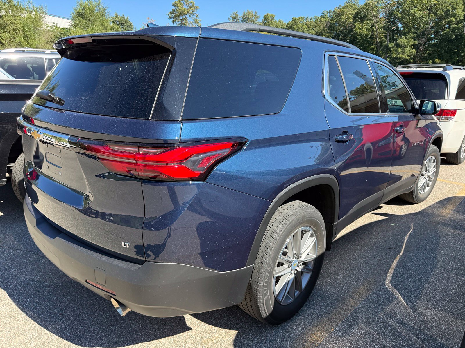 Used 2023 Chevrolet Traverse LT FWD image 2