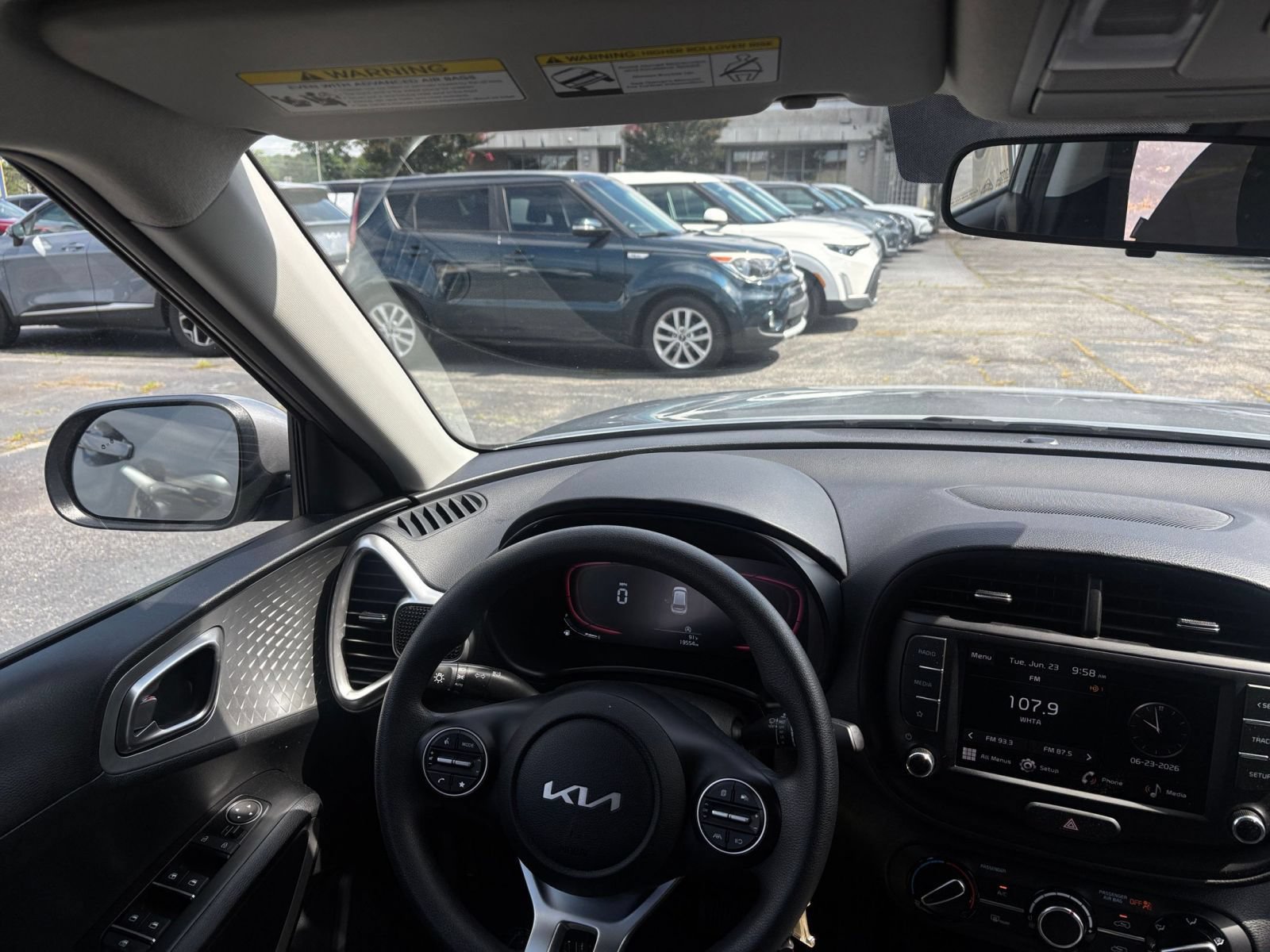 Used 2025 Kia Soul LX w/ LX Technology Package FWD image 32