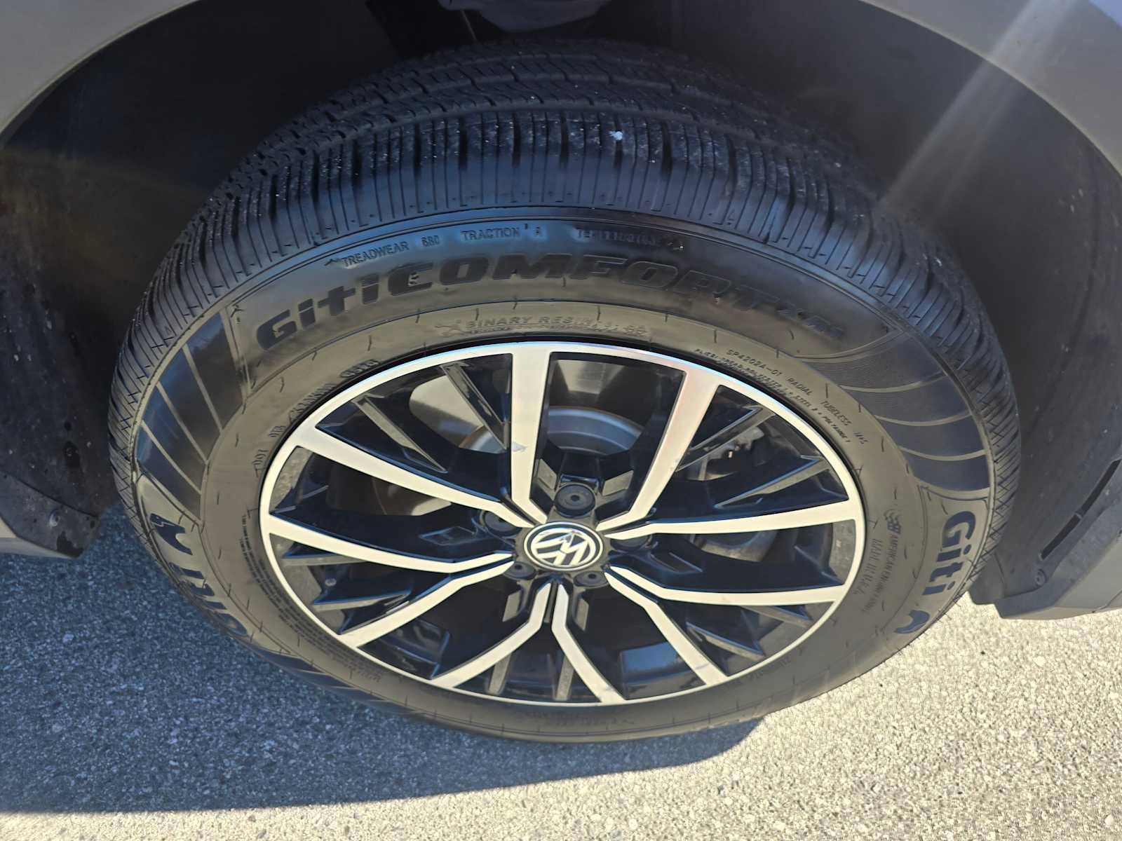 Used 2021 Volkswagen Tiguan SE w/ Panoramic Sunroof Package FWD image 9