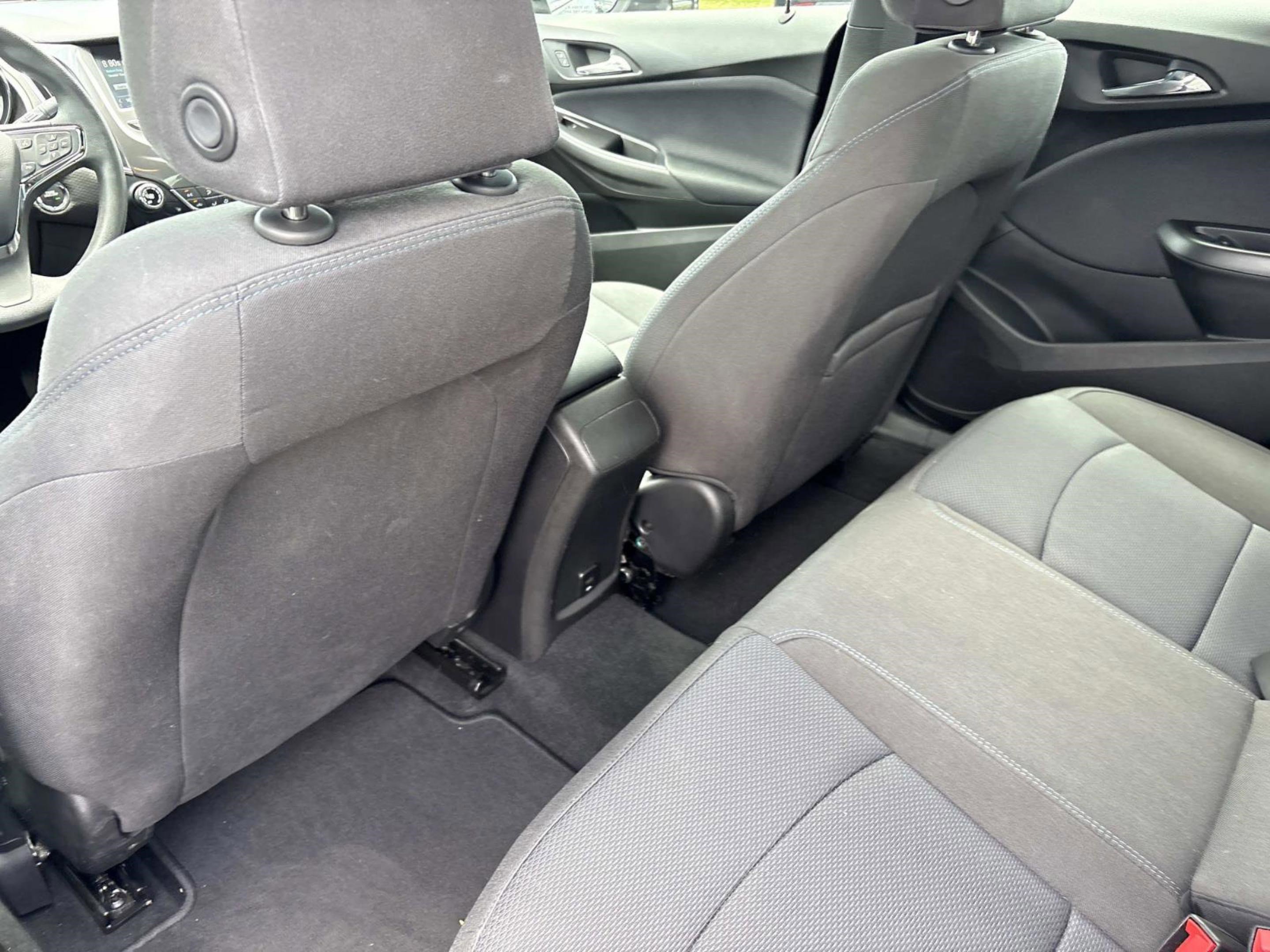 Used 2018 Chevrolet Cruze LT w/ Convenience Package FWD image 12