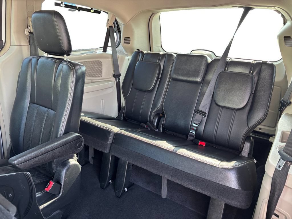 Used 2014 Chrysler Town & Country Touring-L FWD image 21