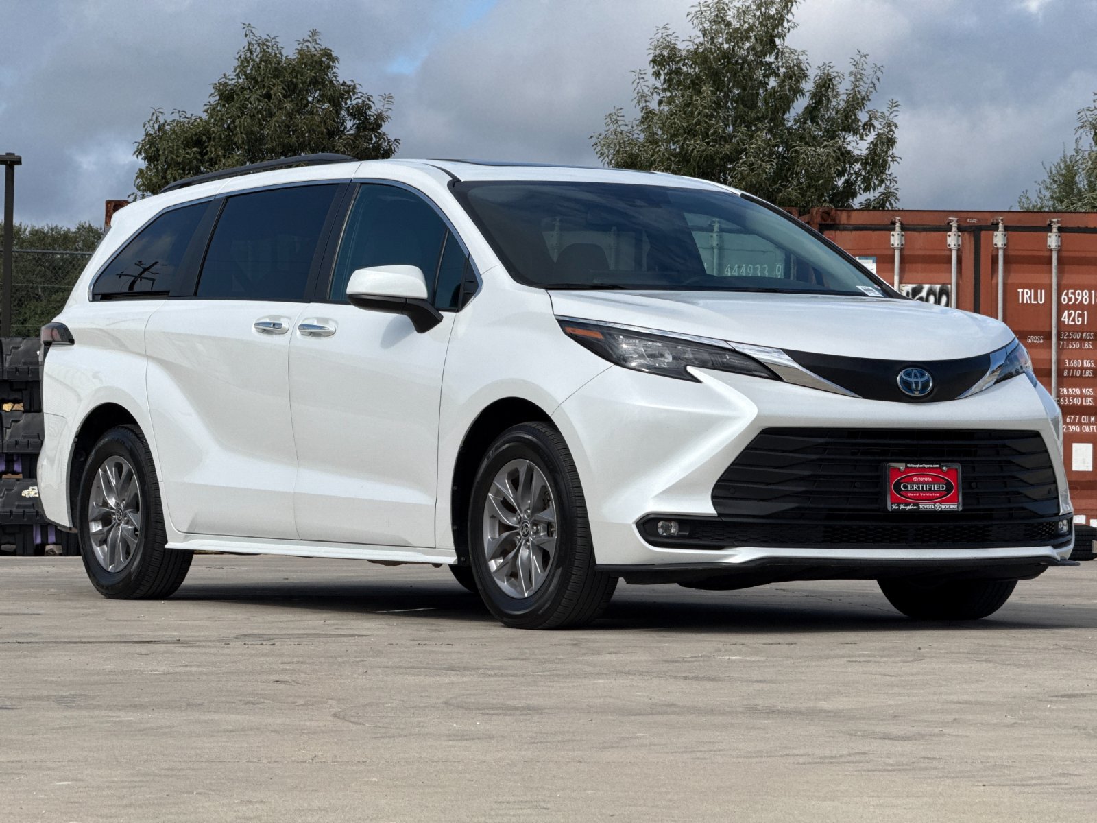 Certified 2025 Toyota Sienna XLE FWD image 7