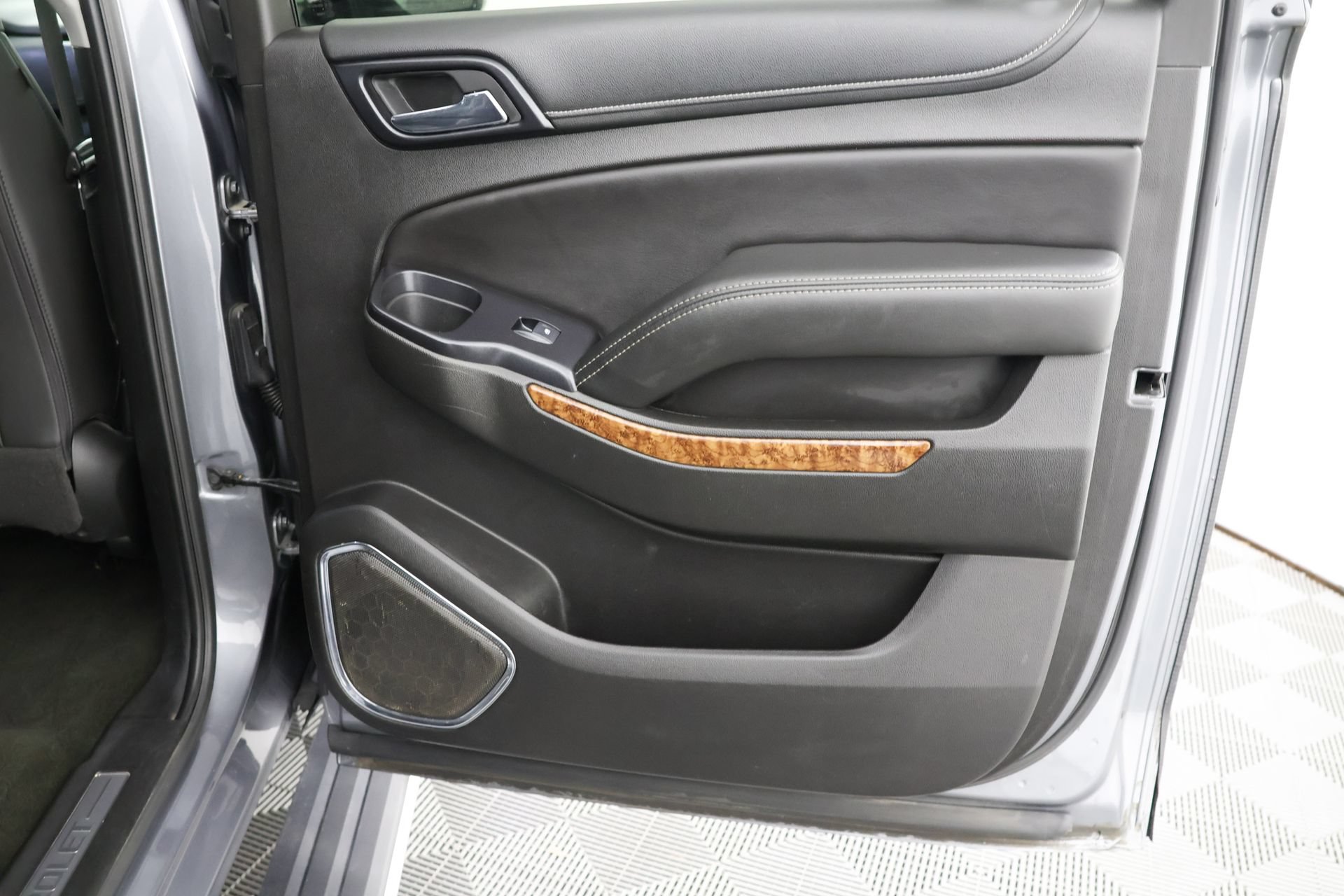 Used 2018 Chevrolet Suburban Premier AWD/4WD image 34