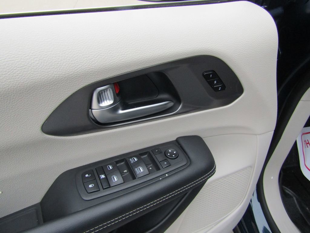 Used 2023 Chrysler Pacifica Touring-L image 24