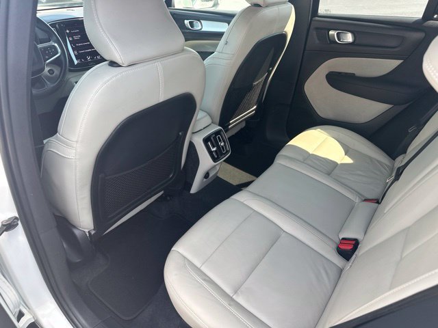Used 2022 Volvo XC40 T4 Momentum FWD image 13