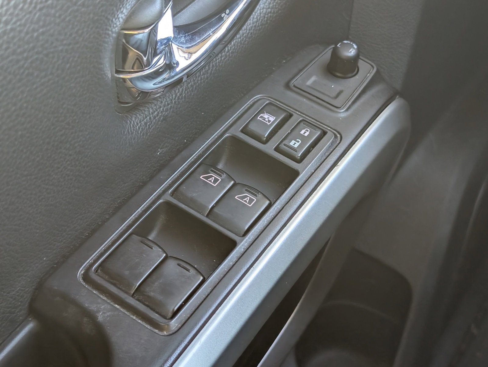 Used 2018 Nissan Titan PRO-4X w/ Pro-4x Utility Package image 6