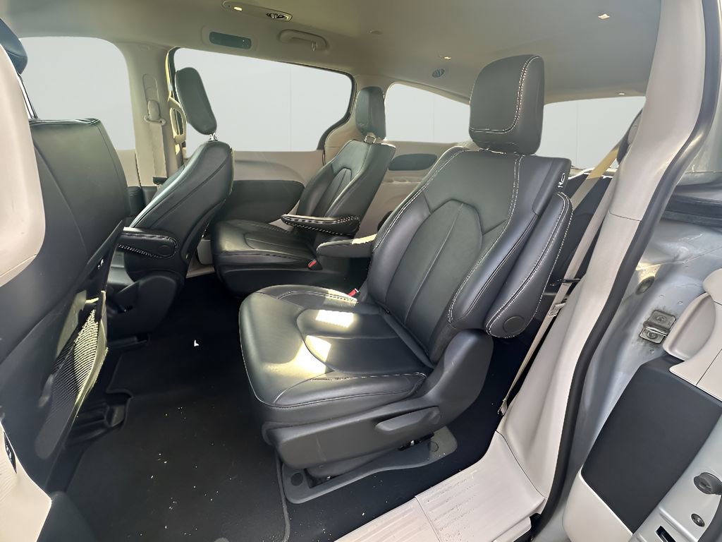 Used 2024 Chrysler Pacifica Select image 21