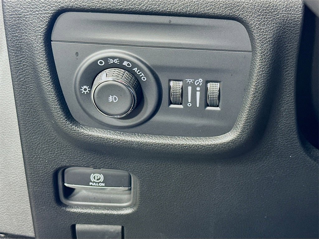 Used 2025 Jeep Grand Cherokee L Limited w/ Black Appearance Package image 23