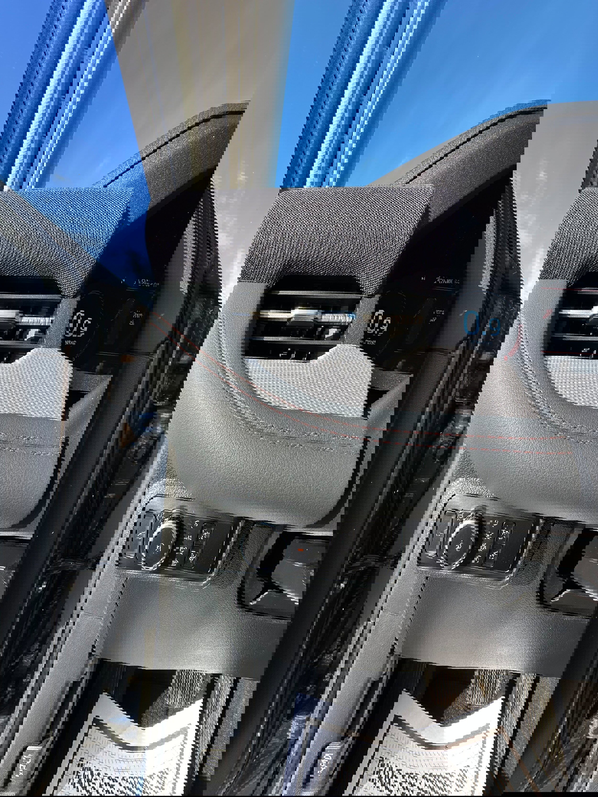 Used 2025 Ford Explorer Active w/ Active Comfort Package image 11