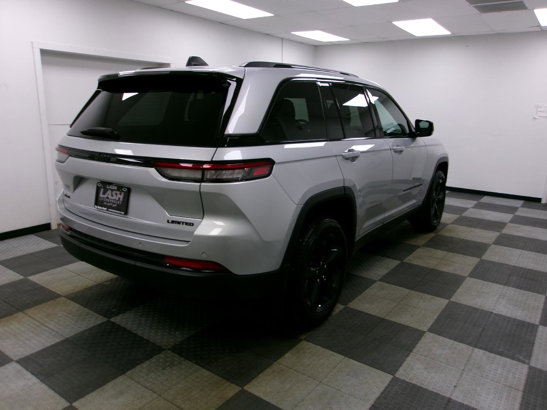 Used 2025 Jeep Grand Cherokee Limited w/ Black Appearance Package AWD/4WD image 14