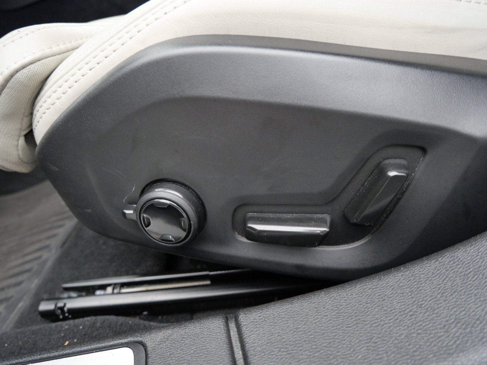 Certified 2024 Volvo V60 B5 Cross Country Ultimate w/ Protection Package Premier AWD/4WD image 14