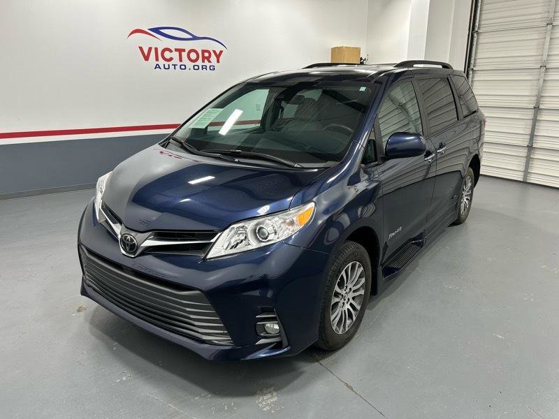 Used 2020 Toyota Sienna XLE w/ XLE Navigation Package image 3