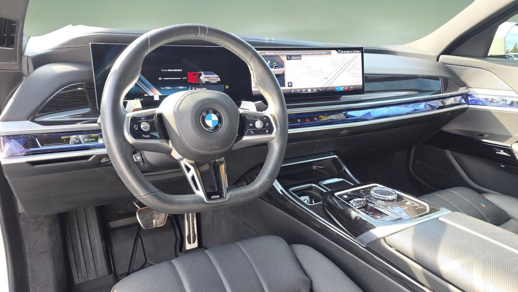 Used 2025 BMW 760i xDrive w/ Premium Package image 35