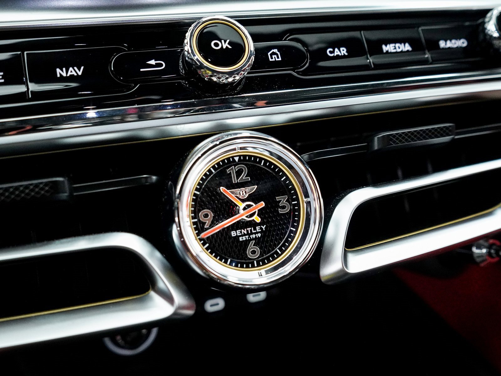 Certified 2025 Bentley Flying Spur Plug-In Hybrid image 38