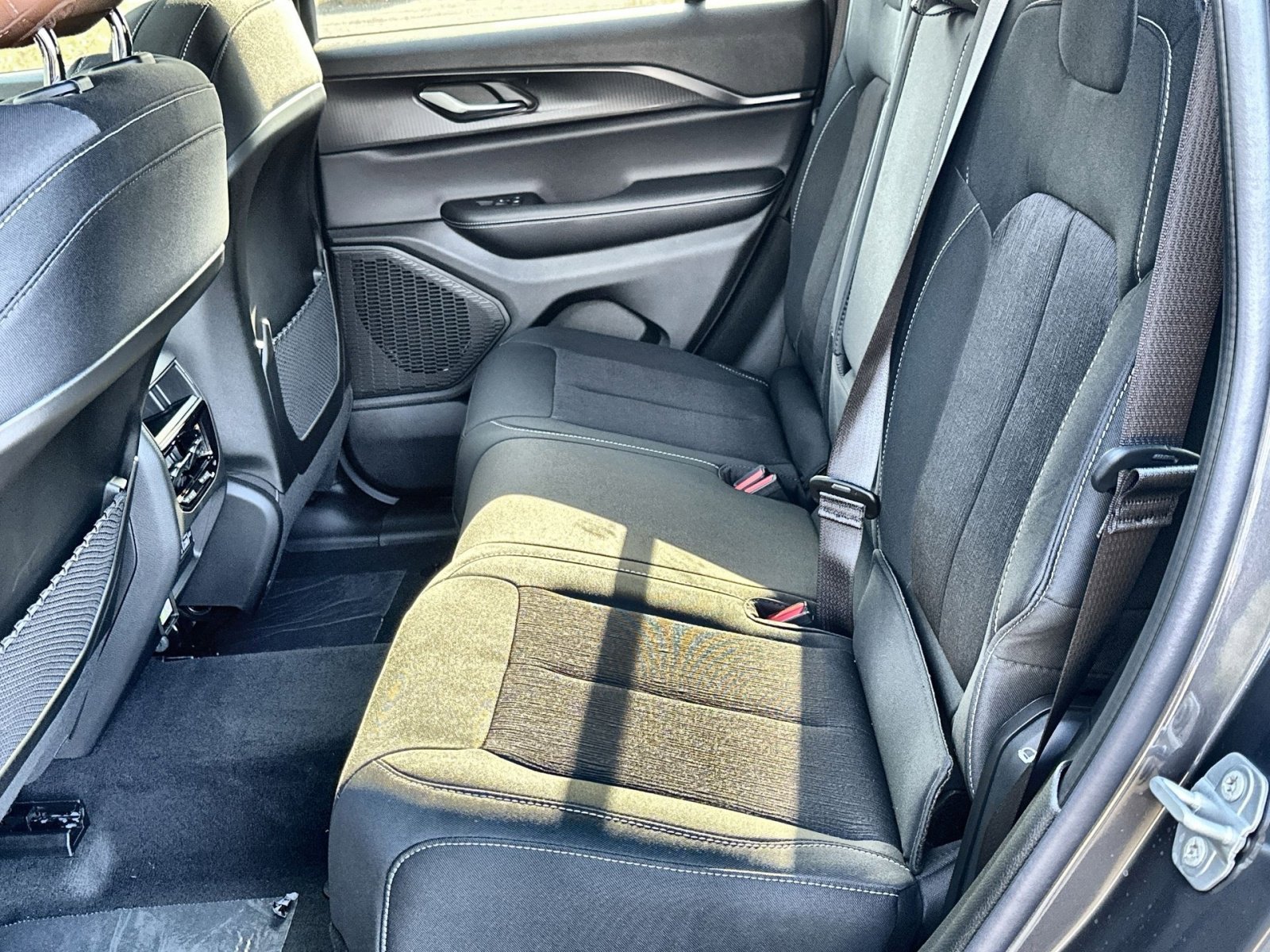 New 2025 Jeep Grand Cherokee Laredo w/ Luxury Tech Group I image 24