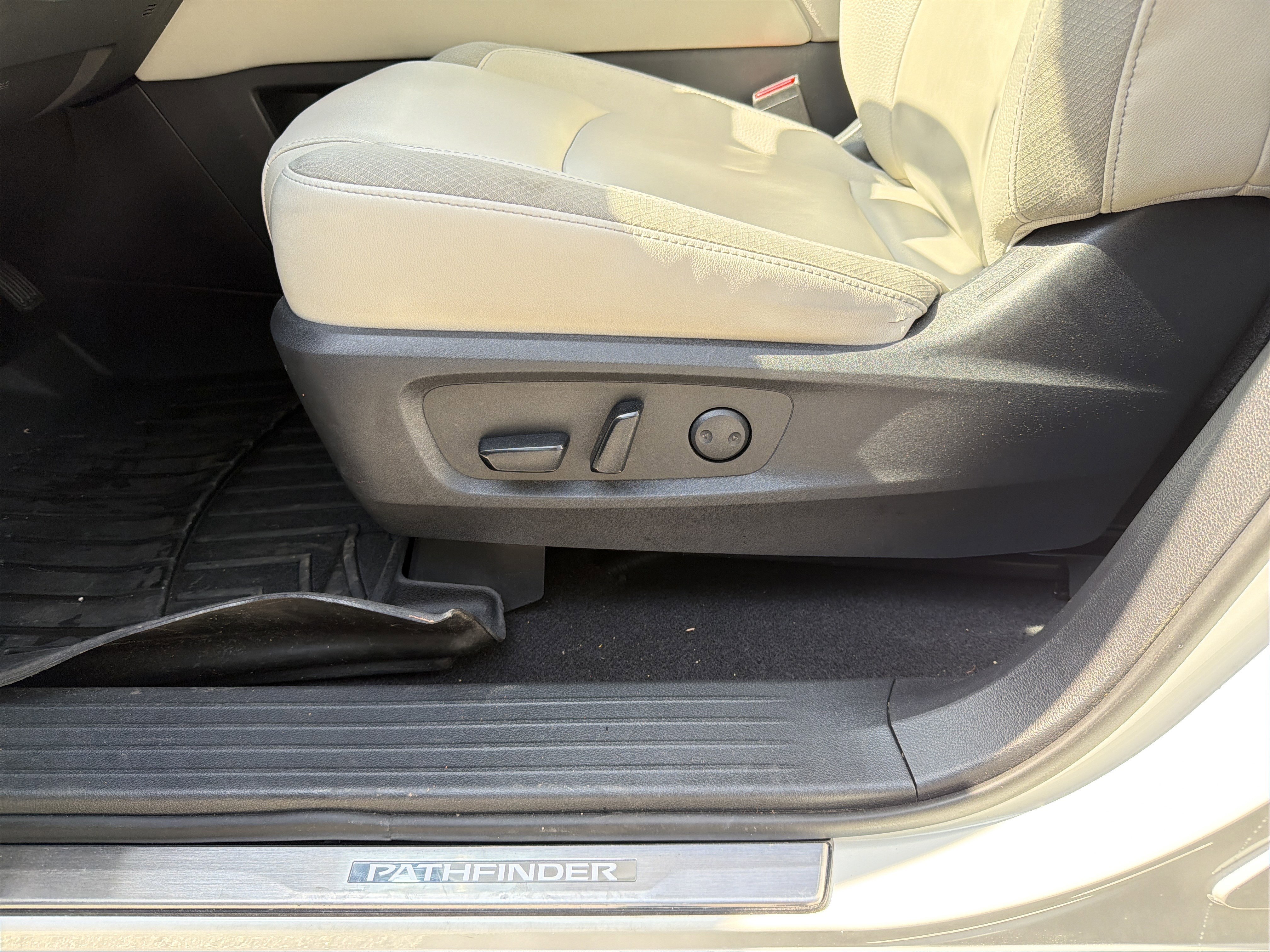 Used 2023 Nissan Pathfinder SL w/ SL Premium Package image 11