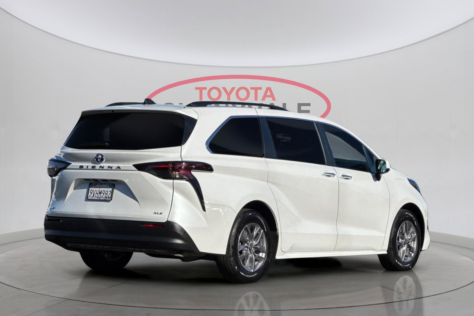 Used 2025 Toyota Sienna XLE FWD image 4