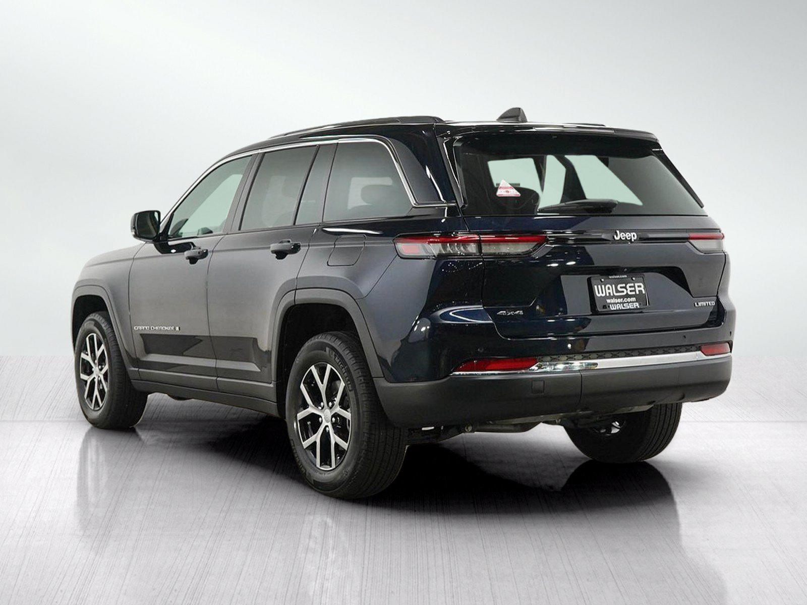 Used 2023 Jeep Grand Cherokee Limited w/ Trailer Tow Prep Group (B) AWD/4WD image 3