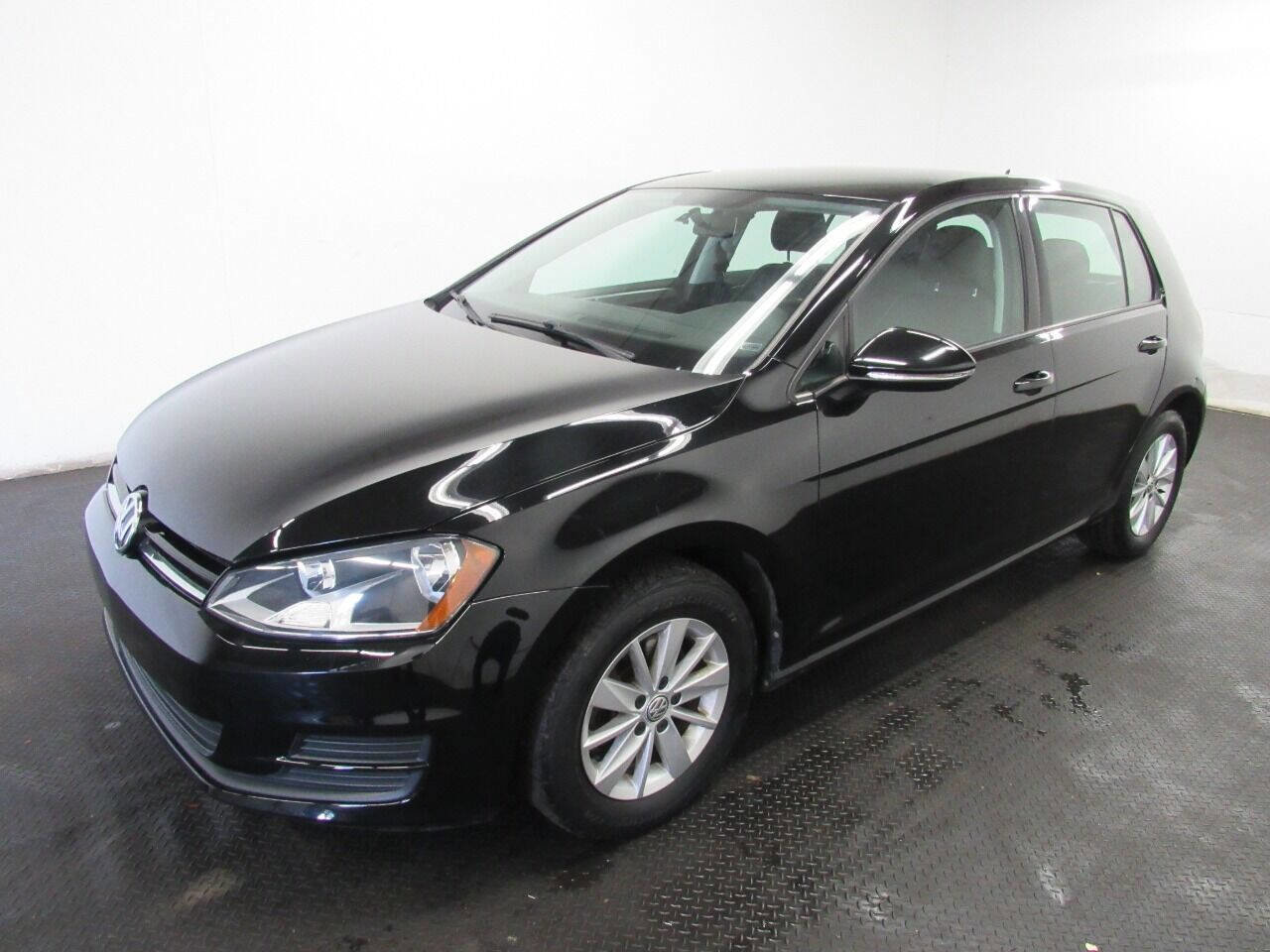 Used 2015 Volkswagen Golf S image 1